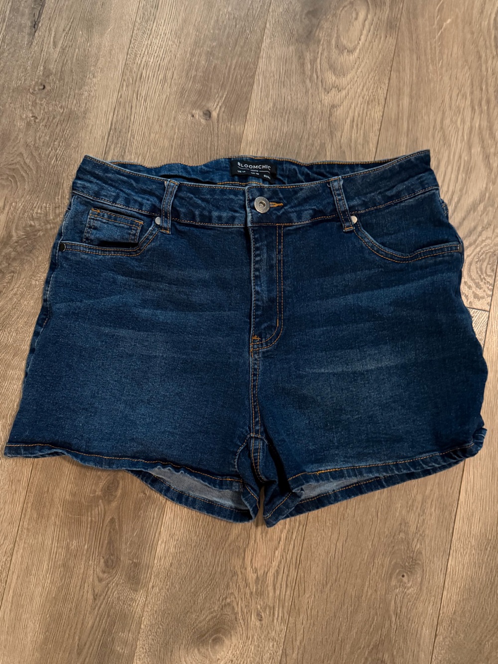 BloomChic Dark Wash Denim Shorts Size 14 Plus Stretch Mid Rise